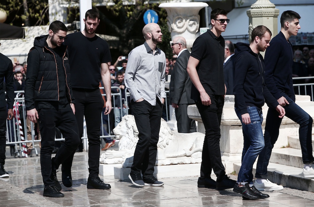 Στη Μητρόπολη για τον Θανάση Γιαννακόπουλο η ομάδα μπάσκετ του Παναθηναϊκού (video+photos)