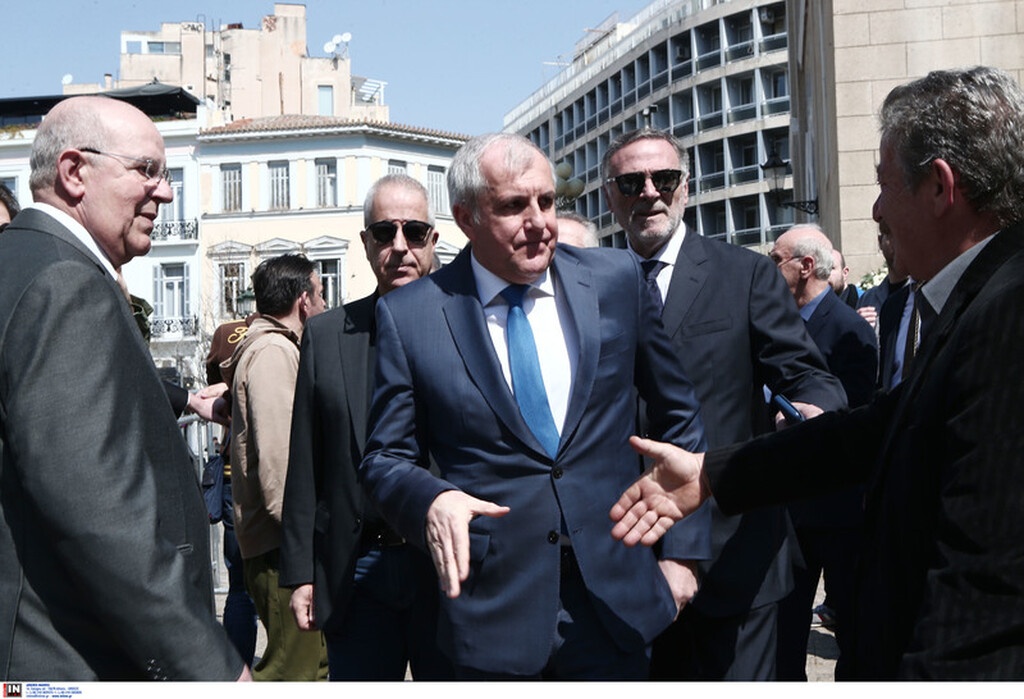 Ήταν όλοι εκεί για «το ύστατο χαίρε» στον Θανάση Γιαννακόπουλο (videos+photos)