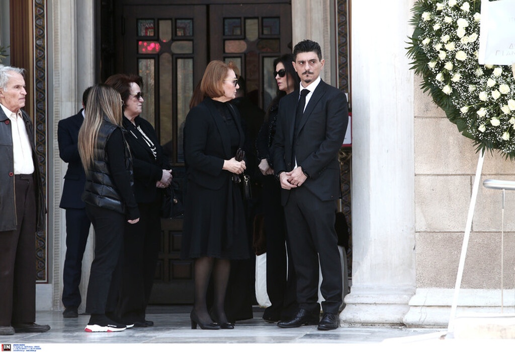 Ήταν όλοι εκεί για «το ύστατο χαίρε» στον Θανάση Γιαννακόπουλο (videos+photos)