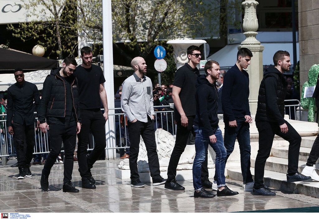 Ήταν όλοι εκεί για «το ύστατο χαίρε» στον Θανάση Γιαννακόπουλο (videos+photos)