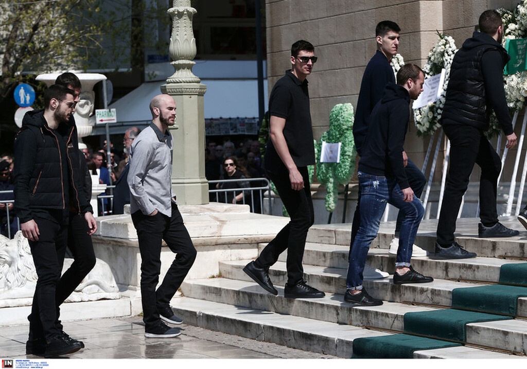 Ήταν όλοι εκεί για «το ύστατο χαίρε» στον Θανάση Γιαννακόπουλο (videos+photos)