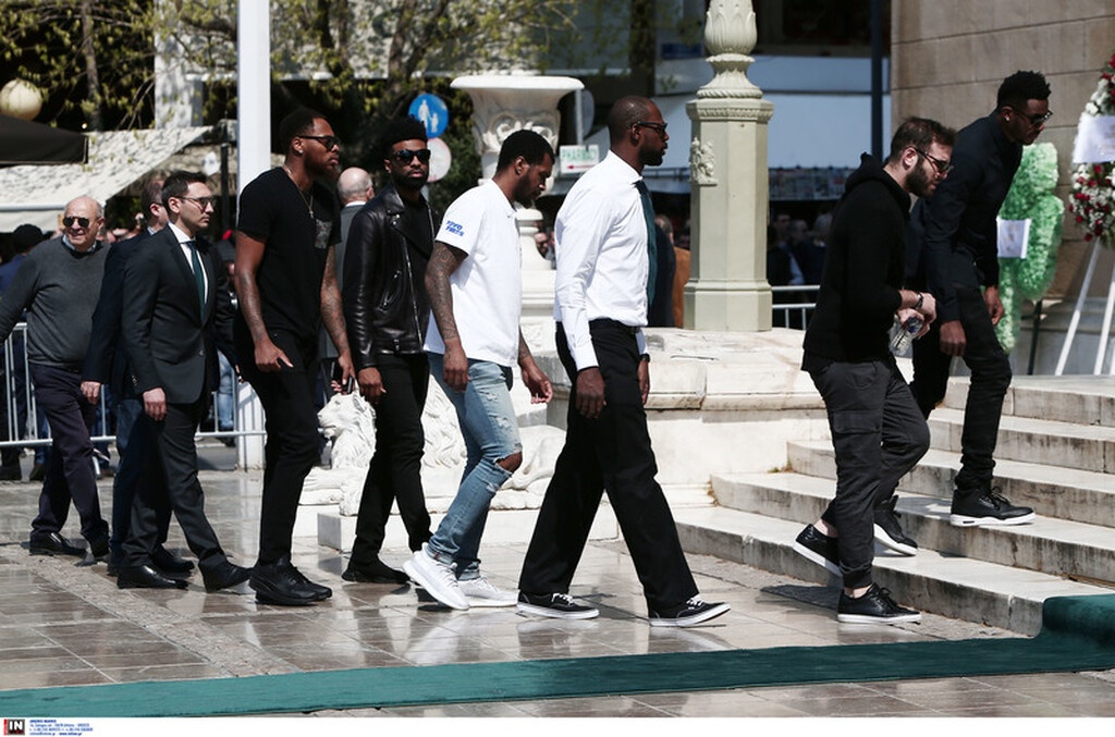 Ήταν όλοι εκεί για «το ύστατο χαίρε» στον Θανάση Γιαννακόπουλο (videos+photos)