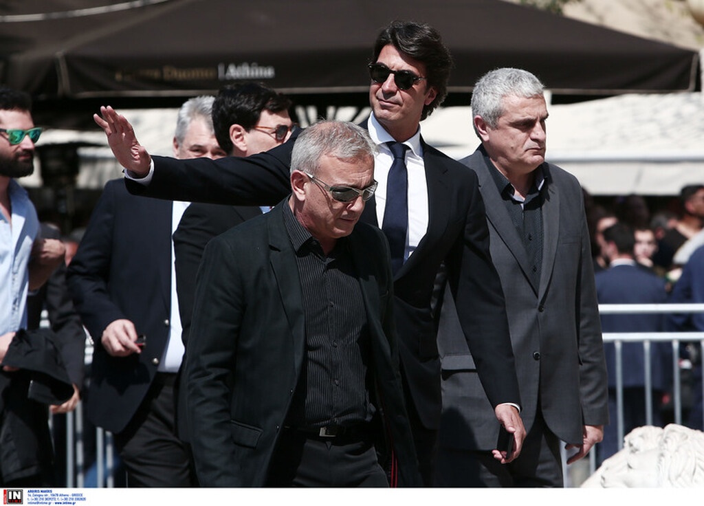 Ήταν όλοι εκεί για «το ύστατο χαίρε» στον Θανάση Γιαννακόπουλο (videos+photos)