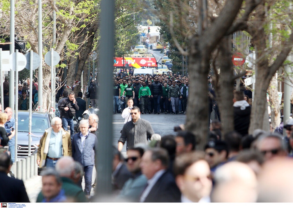 Ήταν όλοι εκεί για «το ύστατο χαίρε» στον Θανάση Γιαννακόπουλο (videos+photos)