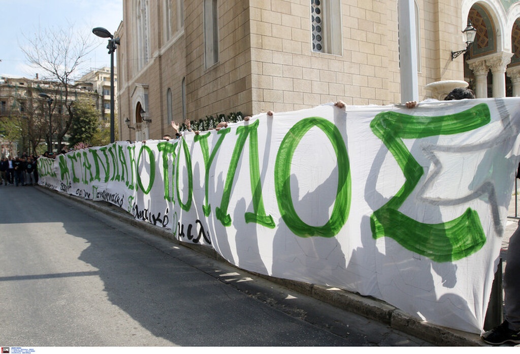 Ήταν όλοι εκεί για «το ύστατο χαίρε» στον Θανάση Γιαννακόπουλο (videos+photos)