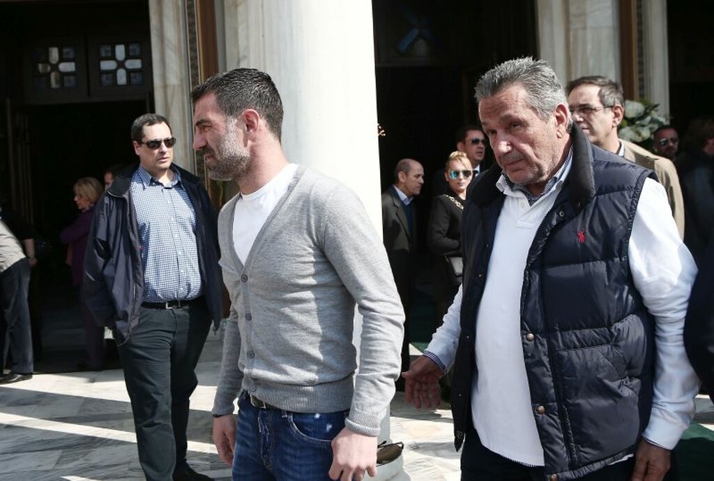 Ο Γιώργος Καραγκούνης στο «ύστατο χαίρε» στον Θανάση Γιαννακόπουλο (photo)