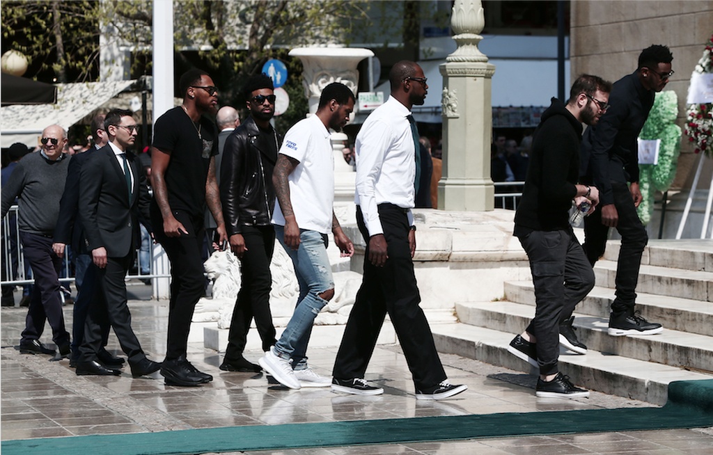 Στη Μητρόπολη για τον Θανάση Γιαννακόπουλο η ομάδα μπάσκετ του Παναθηναϊκού (video+photos)