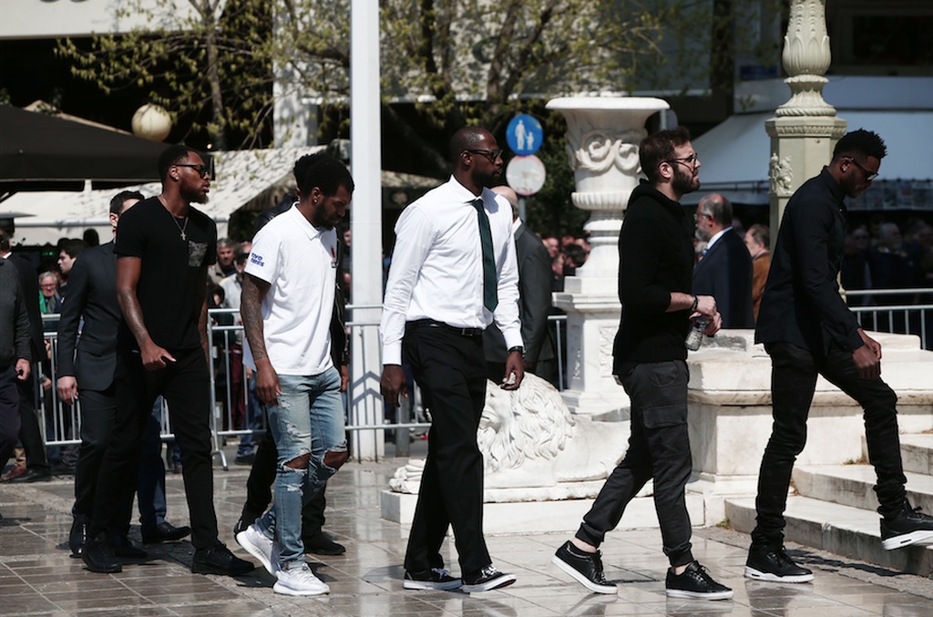 Στη Μητρόπολη για τον Θανάση Γιαννακόπουλο η ομάδα μπάσκετ του Παναθηναϊκού (video+photos)