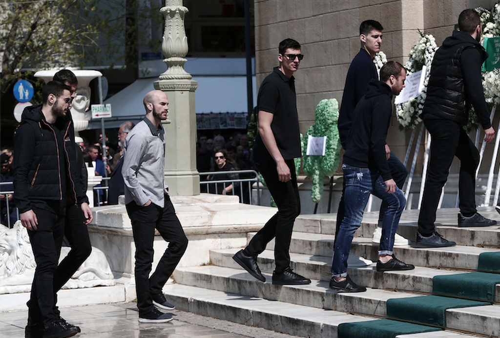 Στη Μητρόπολη για τον Θανάση Γιαννακόπουλο η ομάδα μπάσκετ του Παναθηναϊκού (video+photos)