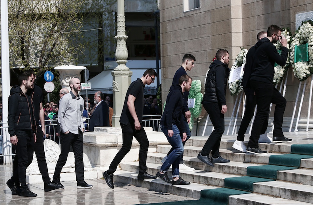 Στη Μητρόπολη για τον Θανάση Γιαννακόπουλο η ομάδα μπάσκετ του Παναθηναϊκού (video+photos)