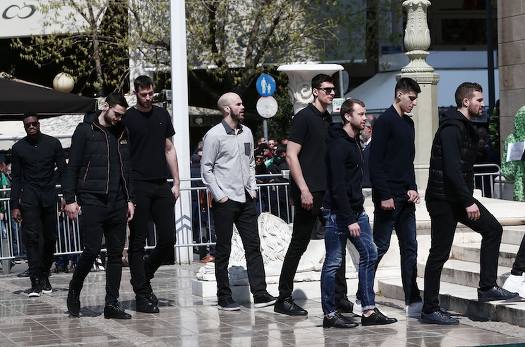 Στη Μητρόπολη για τον Θανάση Γιαννακόπουλο η ομάδα μπάσκετ του Παναθηναϊκού (video+photos)