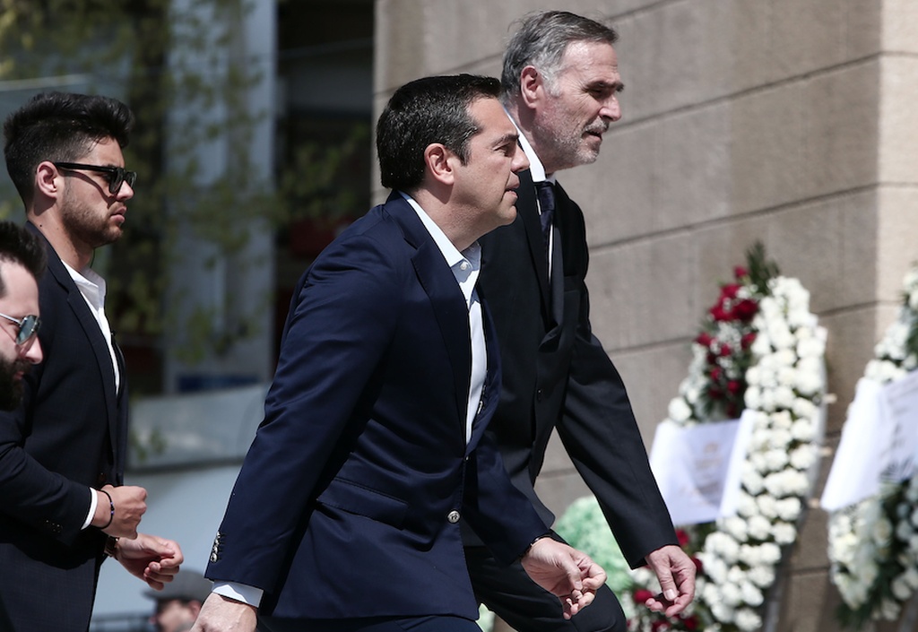 Στο τελευταίο «αντίο» για τον Θανάση Γιαννακόπουλο ο Αλέξης Τσίπρας (video+photos)