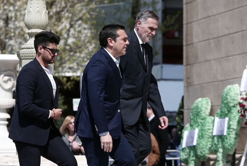 Στο τελευταίο «αντίο» για τον Θανάση Γιαννακόπουλο ο Αλέξης Τσίπρας (video+photos)