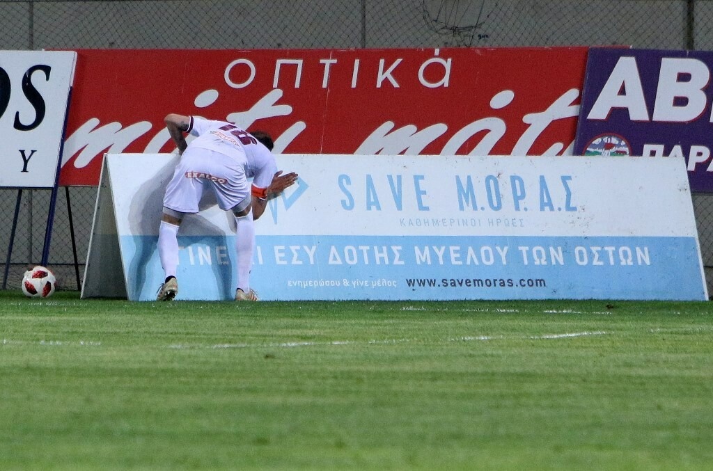 Στη συνέχεια πήγε στην διαφημιστική πινακίδα Save Moras, του ιδρύματος που έφτιαξε στη μνήμη του, και την ασπάστηκε