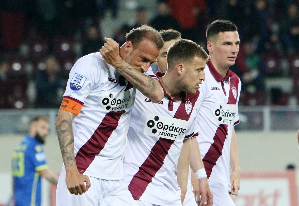 Ξεφεύγοντας από τις αγκαλιές των συμπαικτών του, φίλησε το τατουάζ στο χέρι του