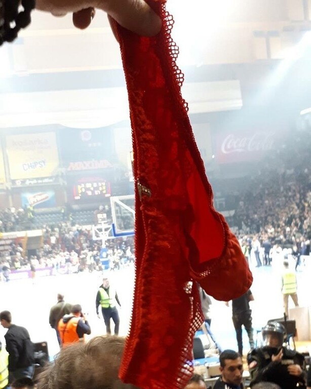 Οι οπαδοί της Παρτιζάν πίκαραν με... στρινγκ τον Ερυθρό Αστέρα! (photo)