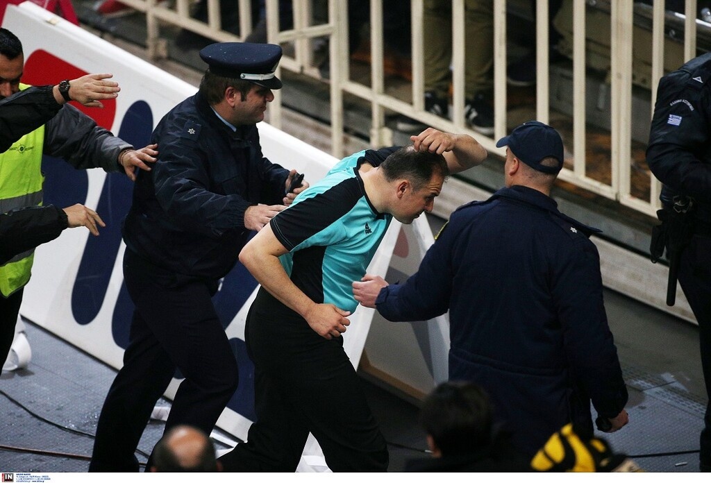 ΑΕΚ-Μπάμπεργκ: Τα έκαναν... μαντάρα οι διαιτητές, ξέσπασε ο κόσμος! (photos)