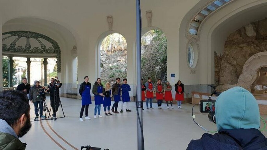 Όσο για την τελική 10άδα, είναι οι παίκτες που βλέπετε στη φωτογραφία, σε ταξίδι στη Γαλλία για δοκιμασία! Πρόκειται για τους Χαράλαμπο, Θάνο, Ασημίνα, Χρήστο, Παντελή, Μάνο, Πάνο, Σπυριδούλα, Ιωάννα και Εύα.