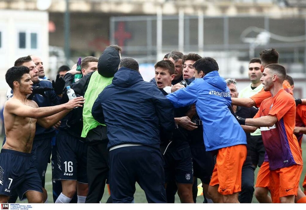 Άγριο ξύλο στο ματς Νέων Ατρόμητος - Απόλλων Σμύρνης!