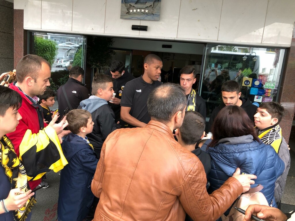AEK: Αποθέωση της αποστολής κατά την αναχώρηση (photos)
