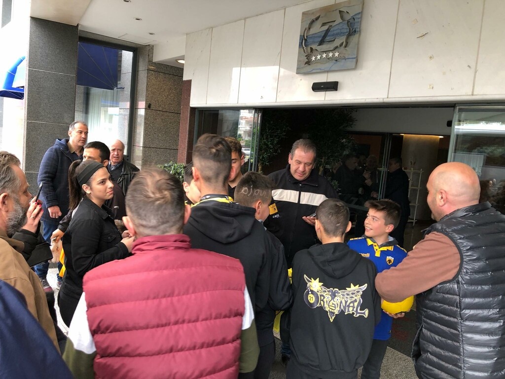 AEK: Αποθέωση της αποστολής κατά την αναχώρηση (photos)