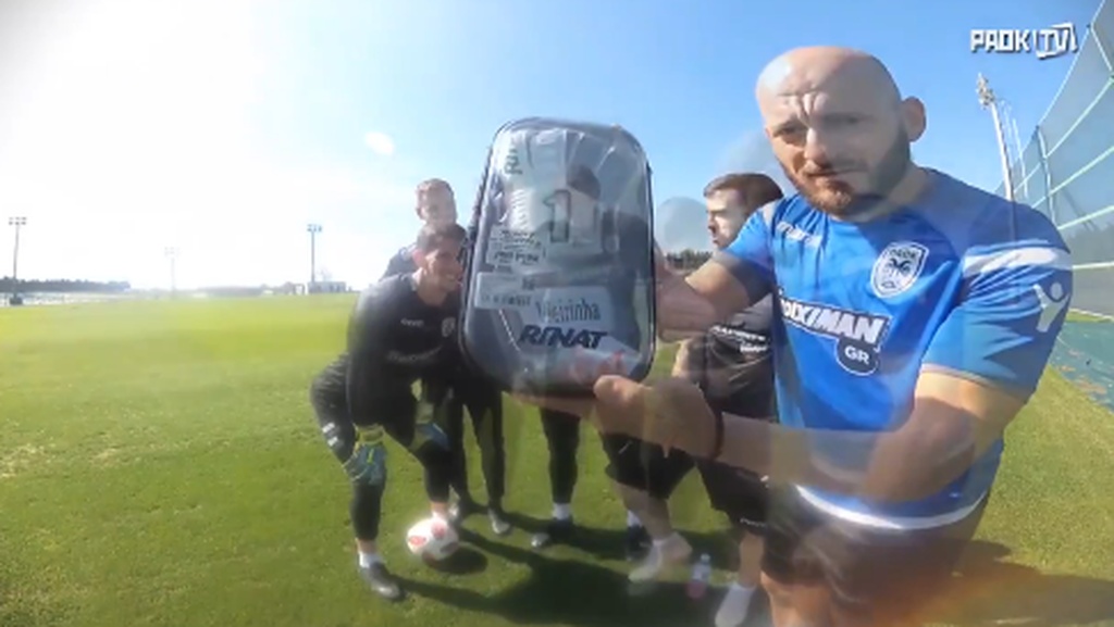 ΕΠΟΣ: Ο Βιεϊρίνια πήρε... γάντια τερματοφύλακα!  (video)