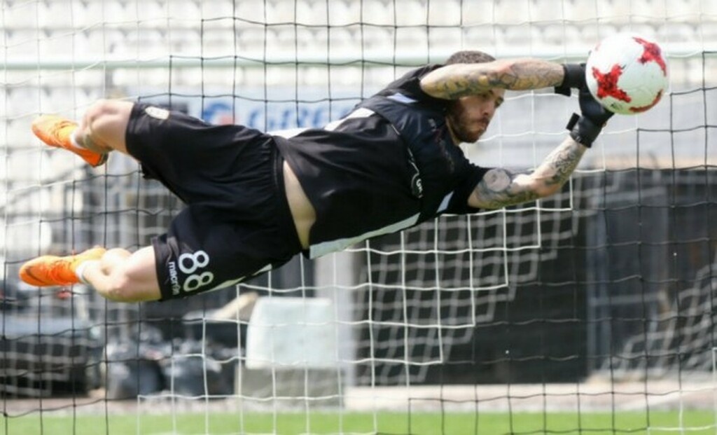 ΕΠΟΣ: Ο Βιεϊρίνια πήρε... γάντια τερματοφύλακα!  (video)