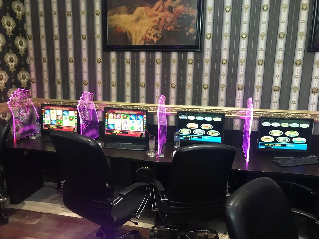 «Άντρο» παράνομου τζόγου σε περιοχή της Αθήνας (photos)