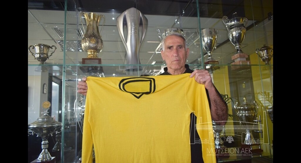 Η φανέλα του Σεραφείδη στο Μουσείο της ΑΕΚ (photos