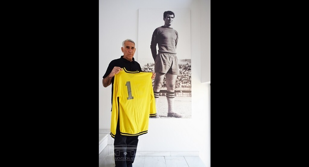 Η φανέλα του Σεραφείδη στο Μουσείο της ΑΕΚ (photos