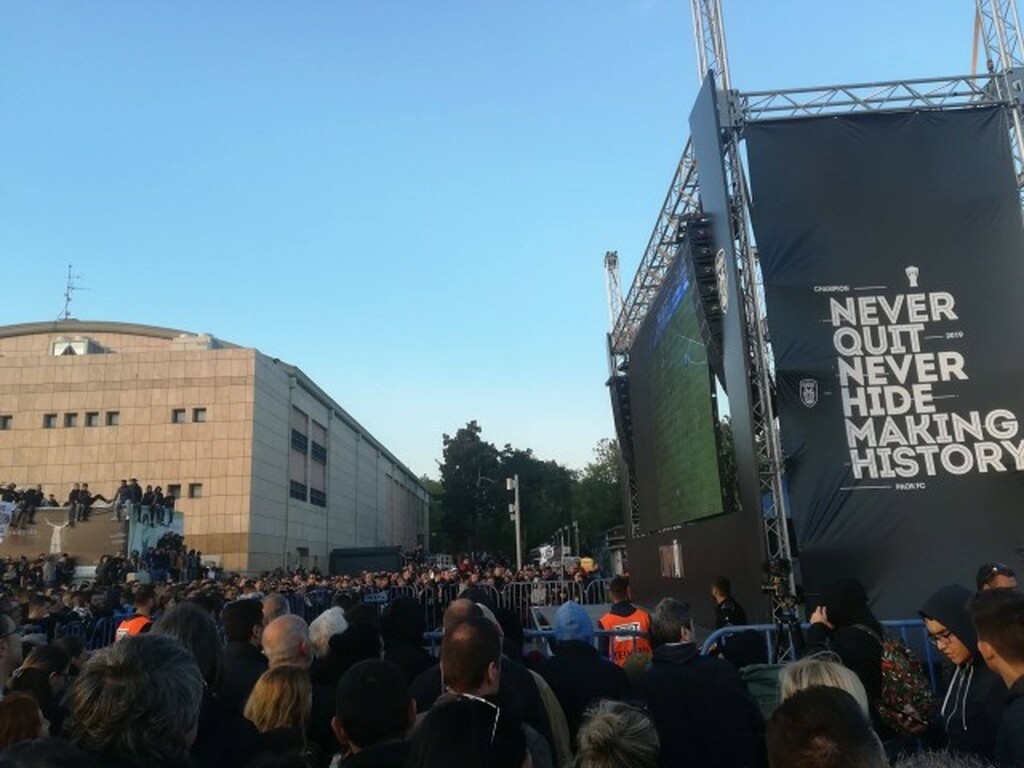 Πανικός και στο Λευκό Πύργο: Ο κόσμος του ΠΑΟΚ περιμένει τους πρωταθλητές! (photos)