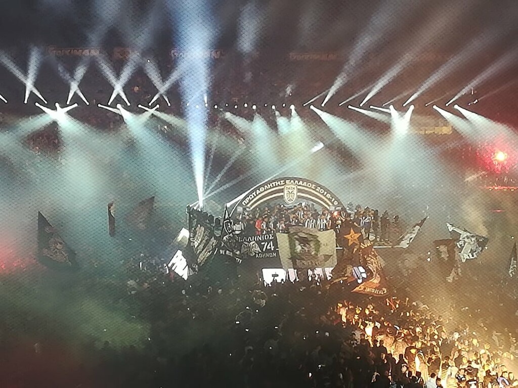 «Κάηκε» η Τούμπα για τον ΠΑΟΚ: Η στιγμή που ο Βιεϊρίνια σήκωσε την κούπα του πρωταθλητή! (photos)