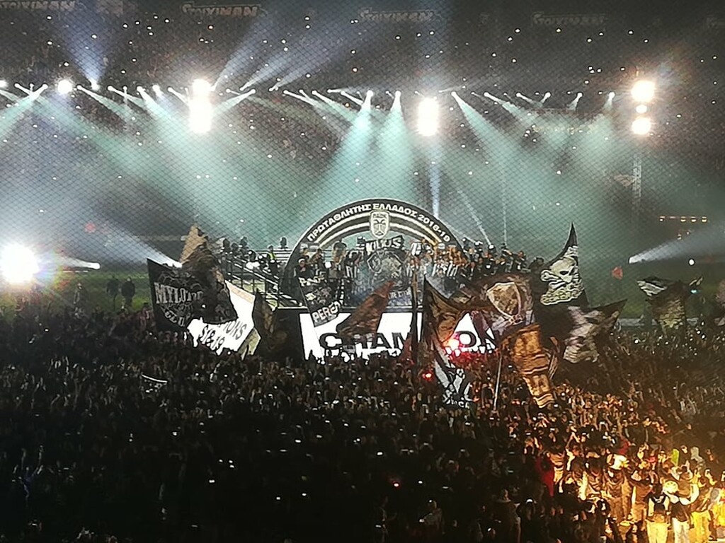 «Κάηκε» η Τούμπα για τον ΠΑΟΚ: Η στιγμή που ο Βιεϊρίνια σήκωσε την κούπα του πρωταθλητή! (photos)