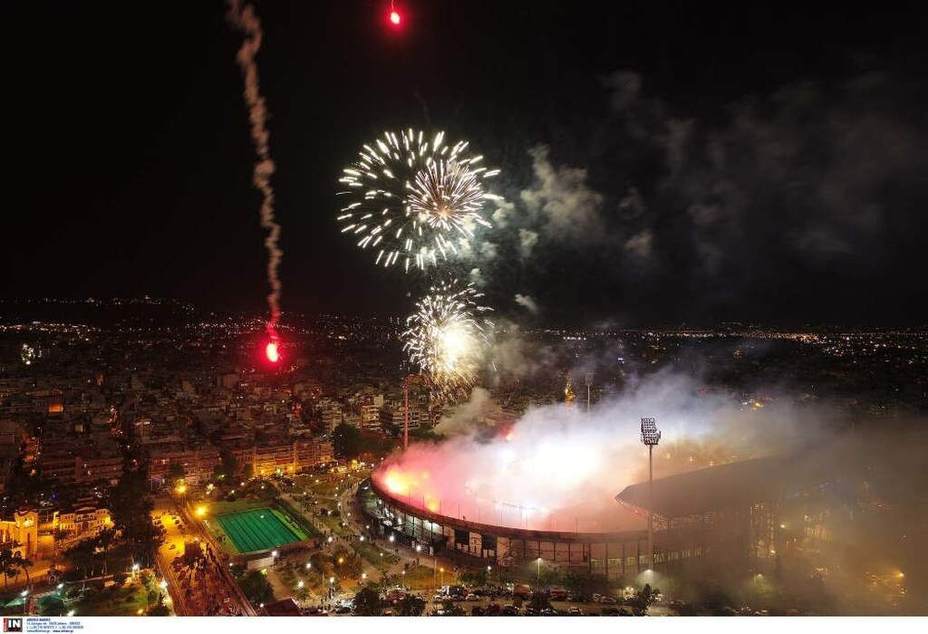 «Κάηκε» η Τούμπα για τον ΠΑΟΚ: Η στιγμή που ο Βιεϊρίνια σήκωσε την κούπα του πρωταθλητή! (photos)