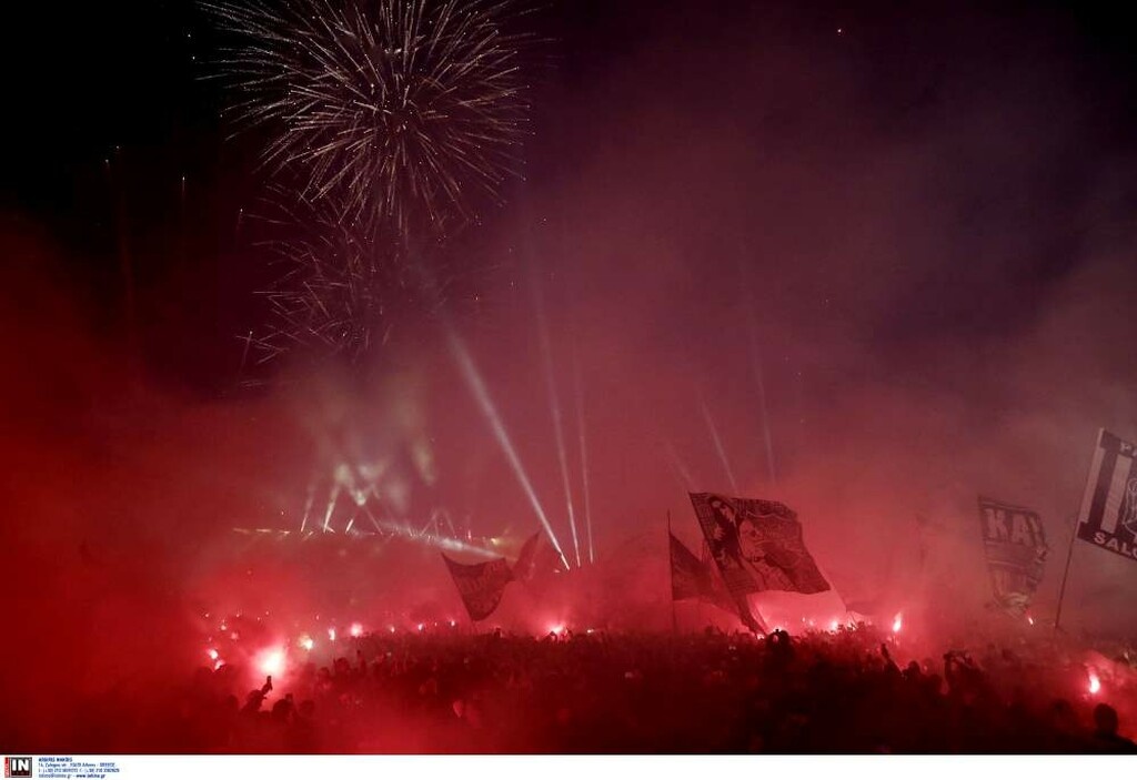 «Κάηκε» η Τούμπα για τον ΠΑΟΚ: Η στιγμή που ο Βιεϊρίνια σήκωσε την κούπα του πρωταθλητή! (photos)