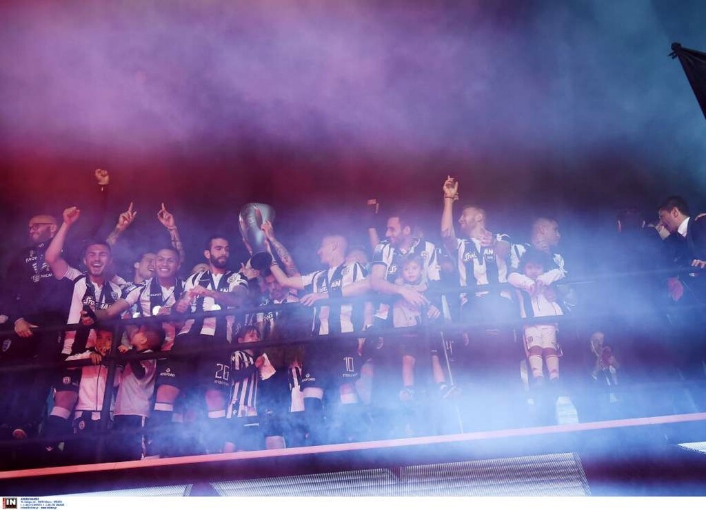 «Κάηκε» η Τούμπα για τον ΠΑΟΚ: Η στιγμή που ο Βιεϊρίνια σήκωσε την κούπα του πρωταθλητή! (photos)