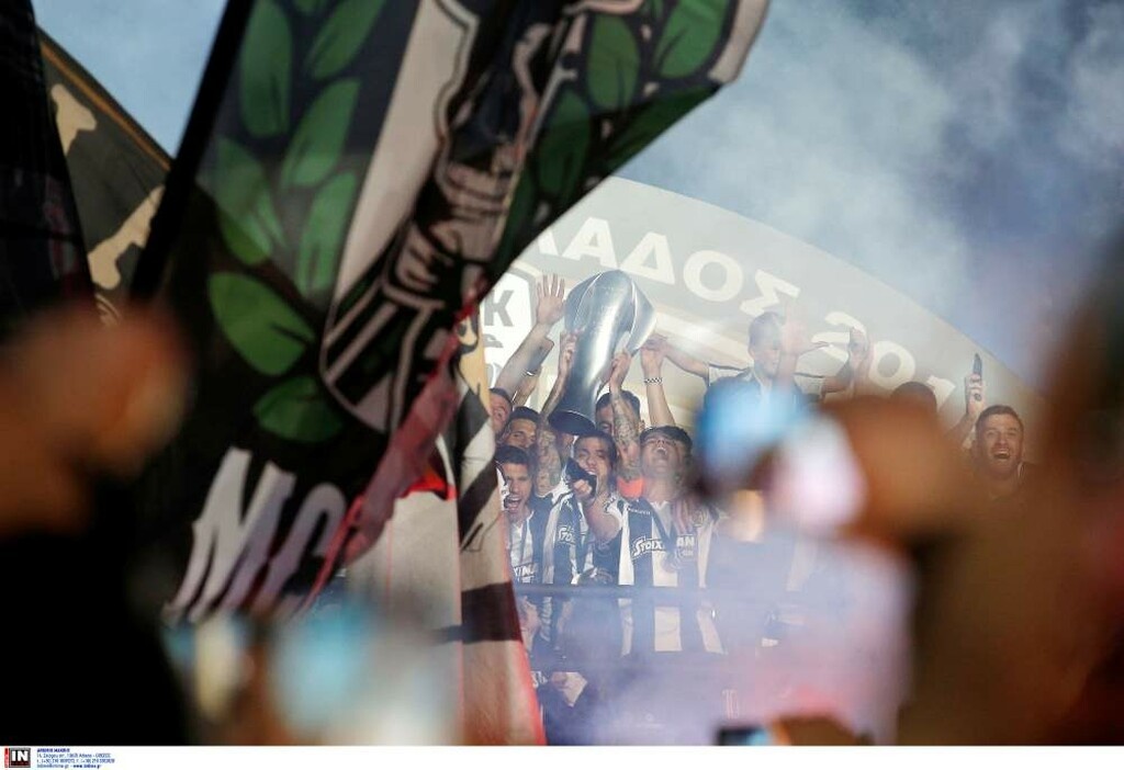 «Κάηκε» η Τούμπα για τον ΠΑΟΚ: Η στιγμή που ο Βιεϊρίνια σήκωσε την κούπα του πρωταθλητή! (photos)