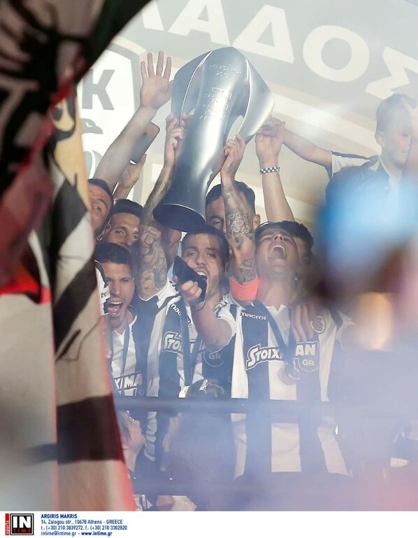 «Κάηκε» η Τούμπα για τον ΠΑΟΚ: Η στιγμή που ο Βιεϊρίνια σήκωσε την κούπα του πρωταθλητή! (photos)