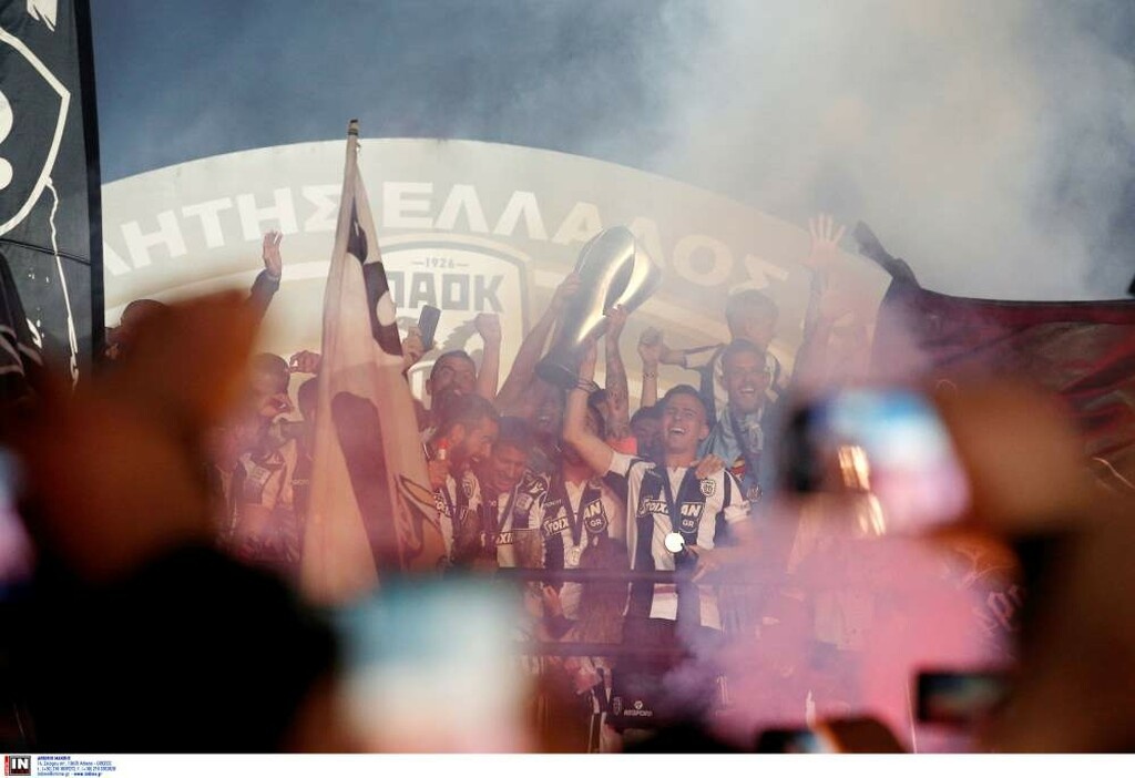 «Κάηκε» η Τούμπα για τον ΠΑΟΚ: Η στιγμή που ο Βιεϊρίνια σήκωσε την κούπα του πρωταθλητή! (photos)