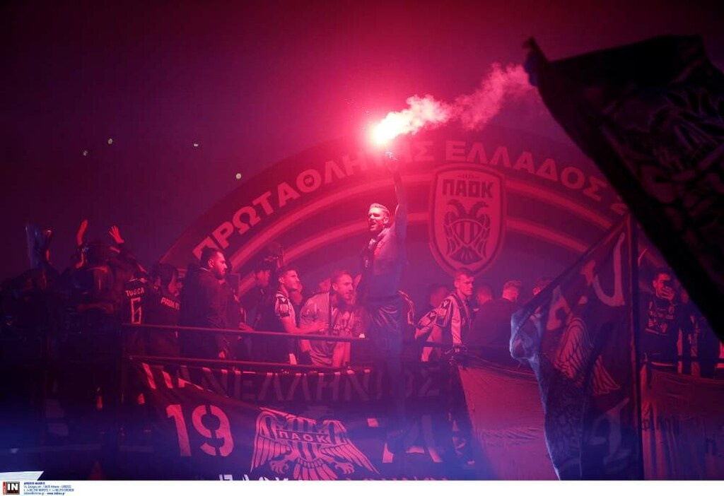 «Κάηκε» η Τούμπα για τον ΠΑΟΚ: Η στιγμή που ο Βιεϊρίνια σήκωσε την κούπα του πρωταθλητή! (photos)