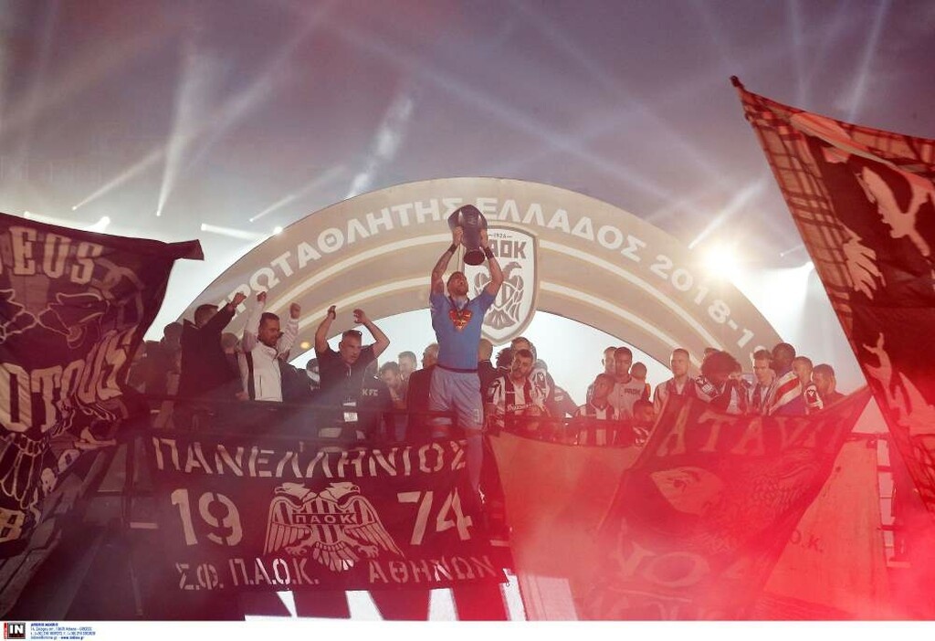 «Κάηκε» η Τούμπα για τον ΠΑΟΚ: Η στιγμή που ο Βιεϊρίνια σήκωσε την κούπα του πρωταθλητή! (photos)