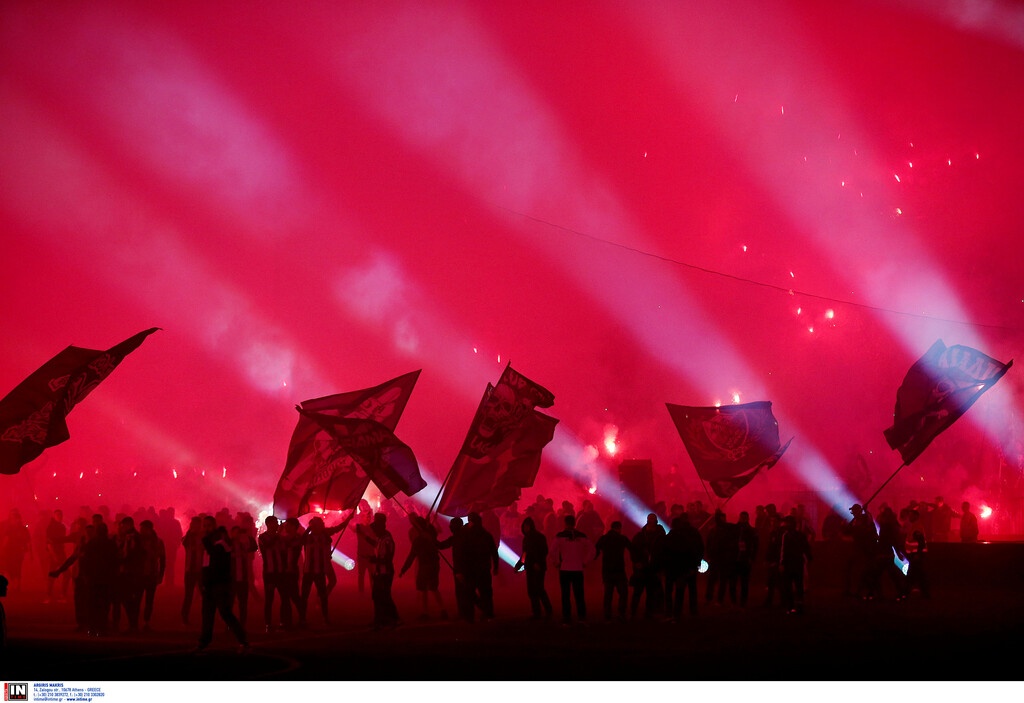 «Κάηκε» η Τούμπα για τον ΠΑΟΚ: Η στιγμή που ο Βιεϊρίνια σήκωσε την κούπα του πρωταθλητή! (photos)