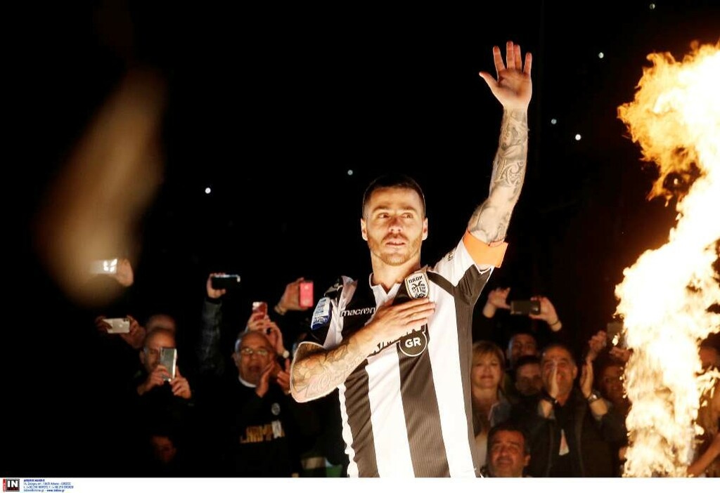 «Κάηκε» η Τούμπα για τον ΠΑΟΚ: Η στιγμή που ο Βιεϊρίνια σήκωσε την κούπα του πρωταθλητή! (photos)