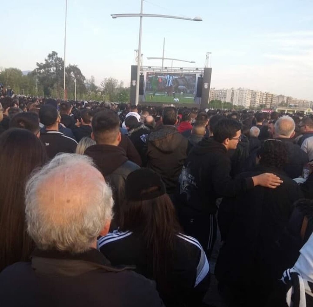 Πανικός και στο Λευκό Πύργο: Ο κόσμος του ΠΑΟΚ περιμένει τους πρωταθλητές! (photos)