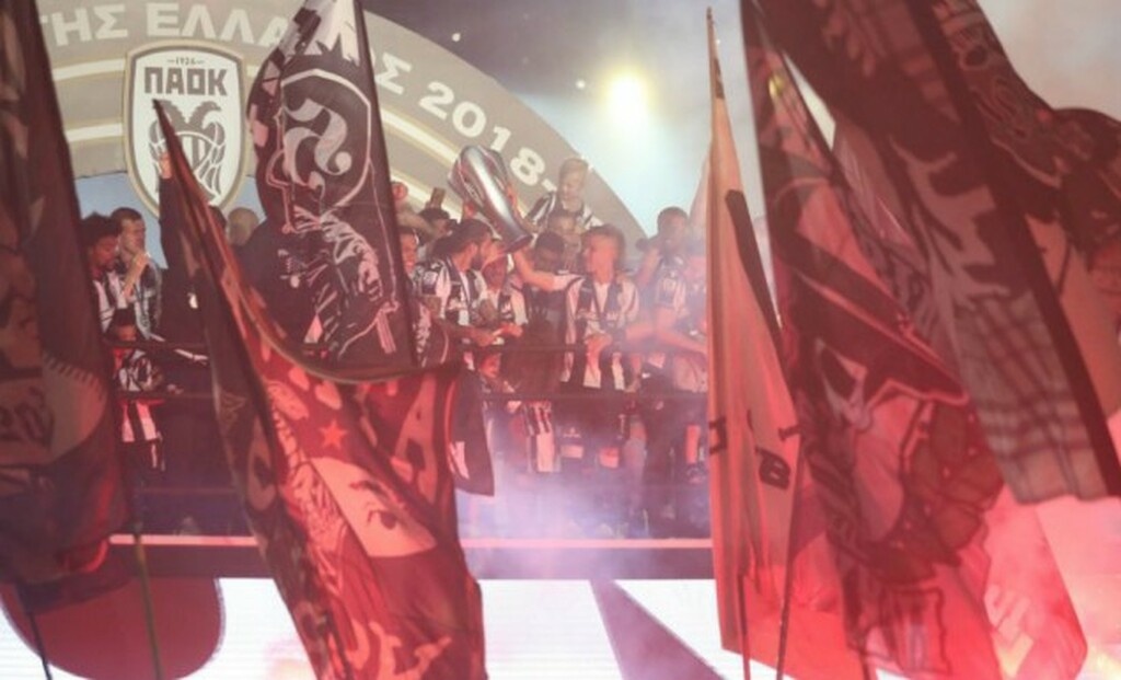 «Κάηκε» η Τούμπα για τον ΠΑΟΚ: Η στιγμή που ο Βιεϊρίνια σήκωσε την κούπα του πρωταθλητή! (photos)