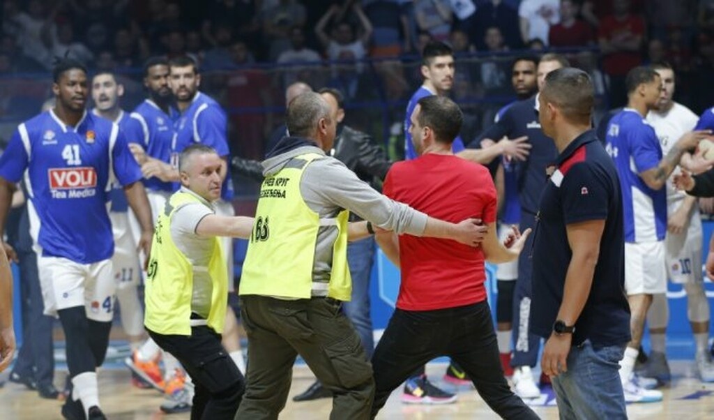 Οπαδοί του Ερυθρού Αστέρα επιτέθηκαν σε παίκτες της Μπούντουτσνοστ (video+photos)