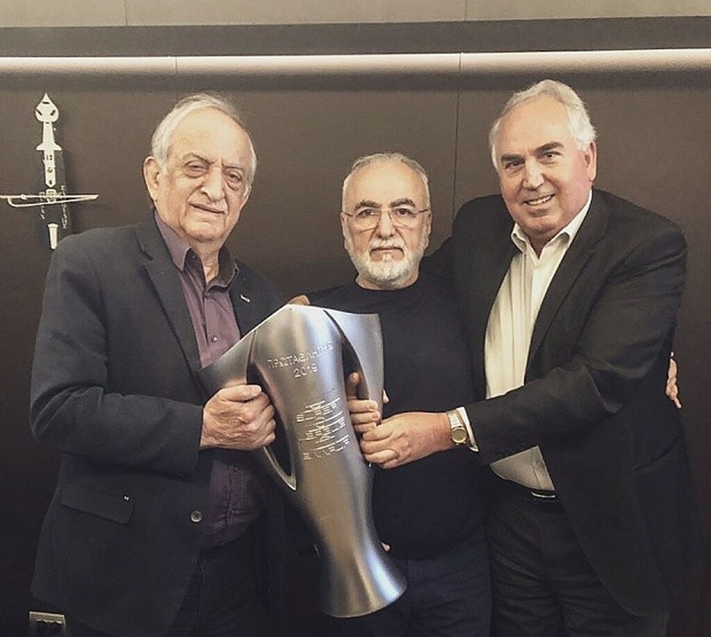 Παντού με το τρόπαιο του… πρωταθλητή ΠΑΟΚ ο Ιβάν Σαββίδης (photo)