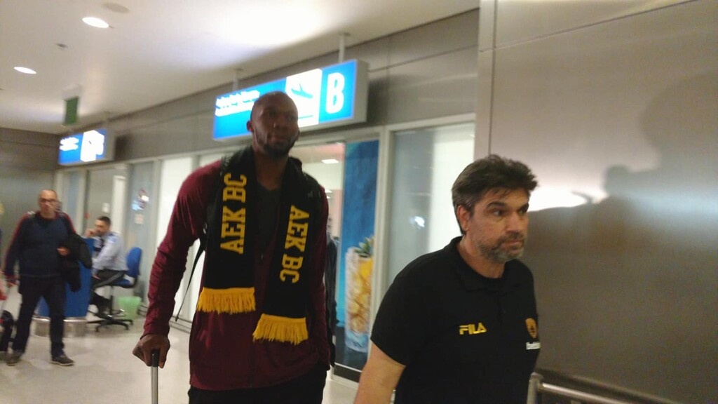 ΑΕΚ: Έφτασε στην Ελλάδα ο Εμπάκουε (video+photos)
