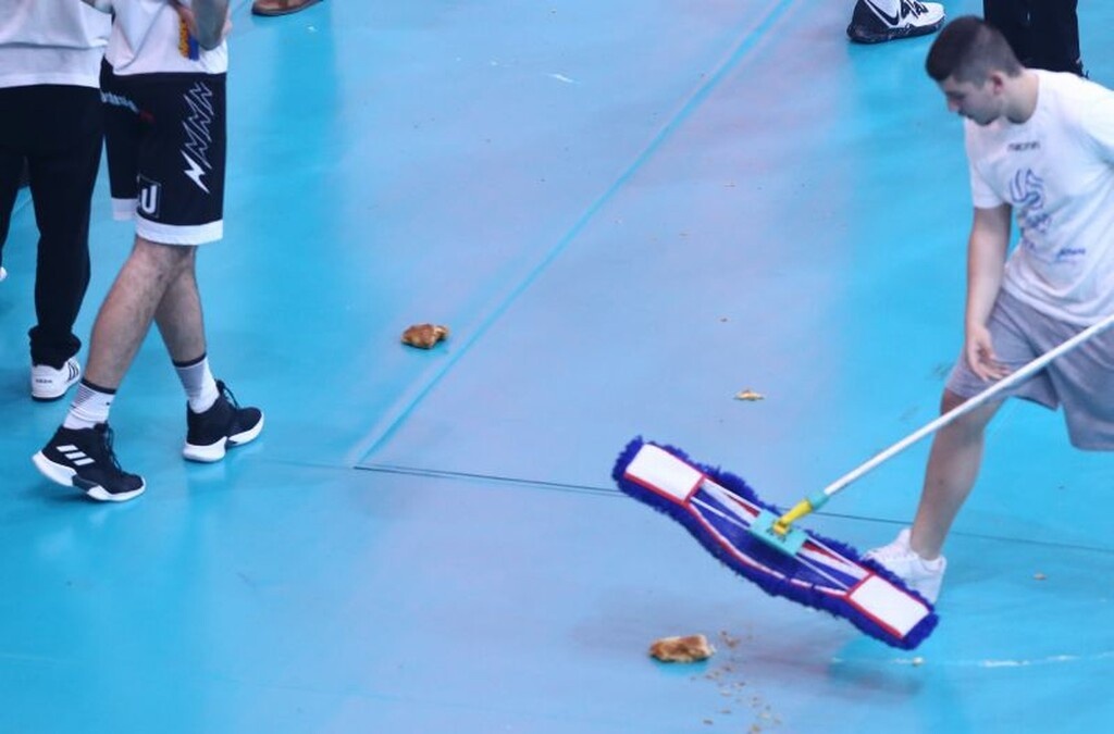 Απίστευτο: Πέταξαν ξανά μπουγάτσες οι οπαδοί του Ολυμπιακού (photos)