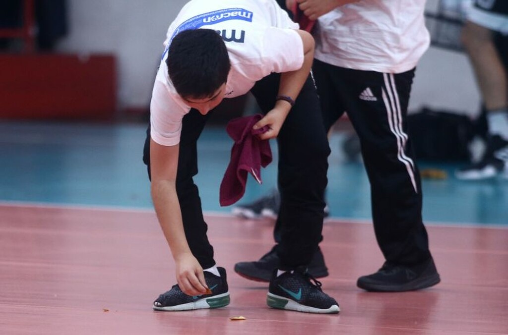 Απίστευτο: Πέταξαν ξανά μπουγάτσες οι οπαδοί του Ολυμπιακού (photos)